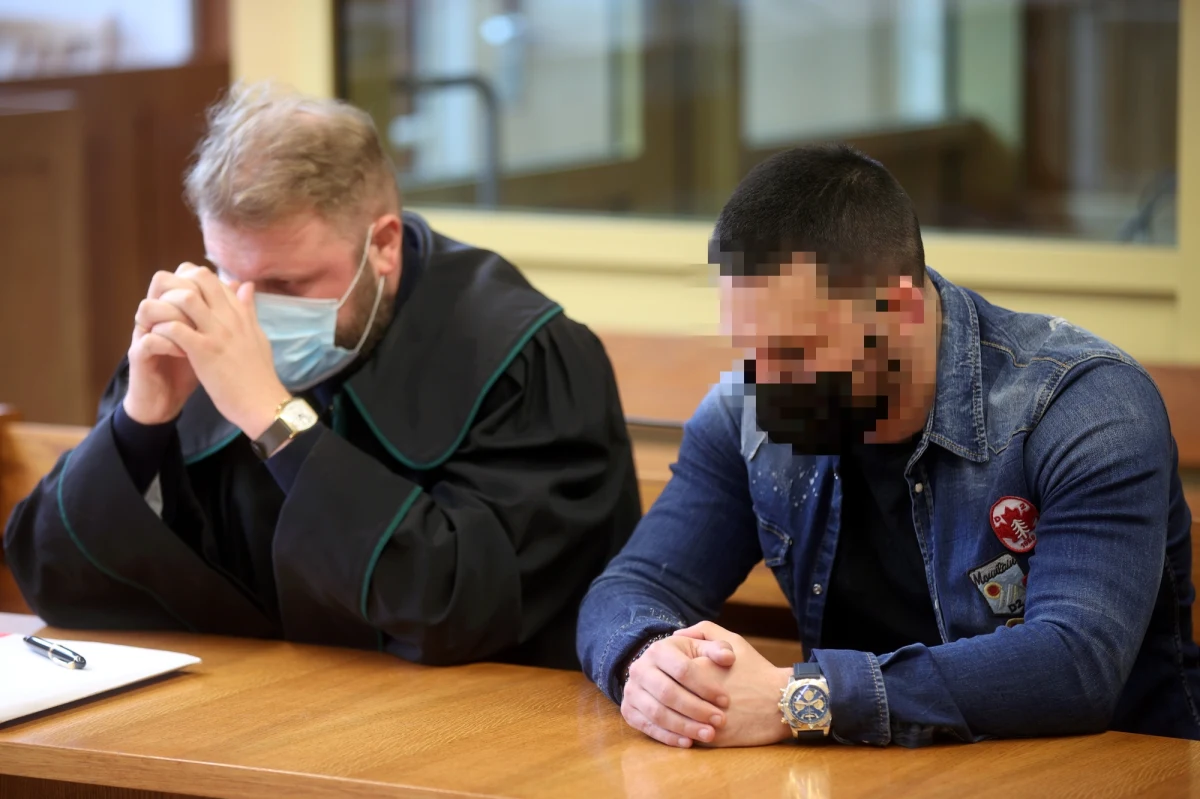 Na karę m.in. 1,5 roku ograniczenia wolności w postaci prac społecznych skazał krakowski sąd 28-letniego Jana P., piłkarza, który - wiedząc, że jest zarażony koronawirusem - wziął udział w meczu Pucharu Polski. Mężczyzna musi zapłacić także 10 tys. zł nawiązki.