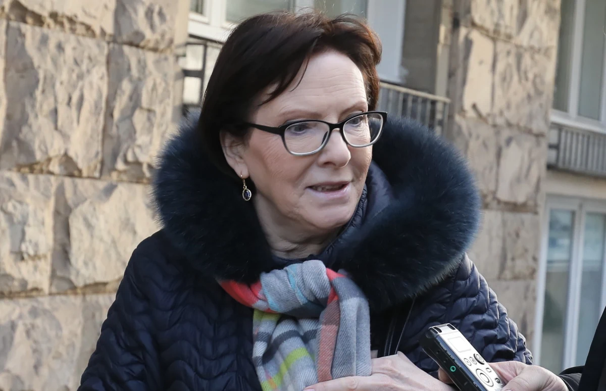 ​Telewizja Polska wyemitowała w niedzielę wieczorem film Ewy Stankiewicz "Stan Zagrożenia", dotyczący katastrofy smoleńskiej 10 kwietnia 2010 roku, w której zginęli m.in. prezydent Lech Kaczyński i jego żona Maria. W filmie pokazano niepublikowane nigdzie wcześniej byłej premier Ewy Kopacz, która pozuje - jak sugerują autorzy filmy - w prosektorium z Rosjanami pracującymi przy sekcjach zwłok ofiar katastrofy.