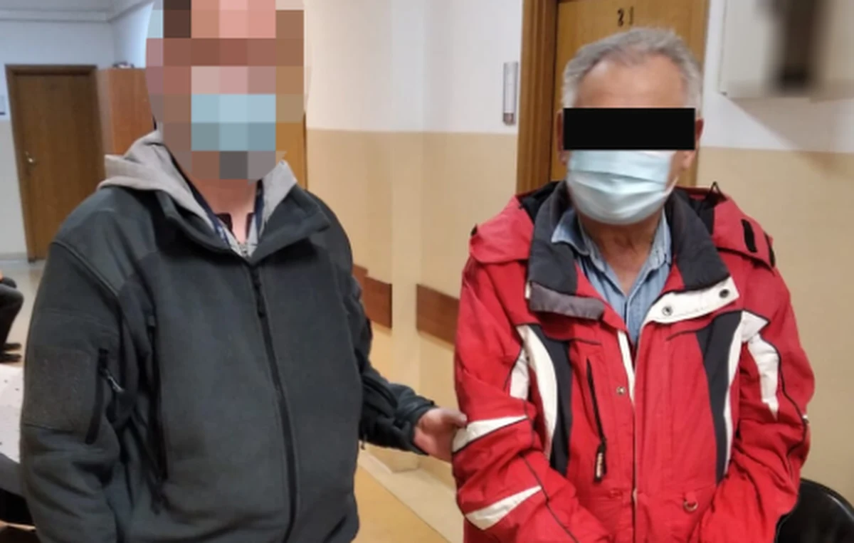 72-letni mieszkaniec Wołomina pod Warszawą dorabiał do niskiej emerytury handlując narkotykami. Zaopatrywał się u… męża wnuczki. Mężczyznę zatrzymali policjanci z warszawskiego Mokotowa. 