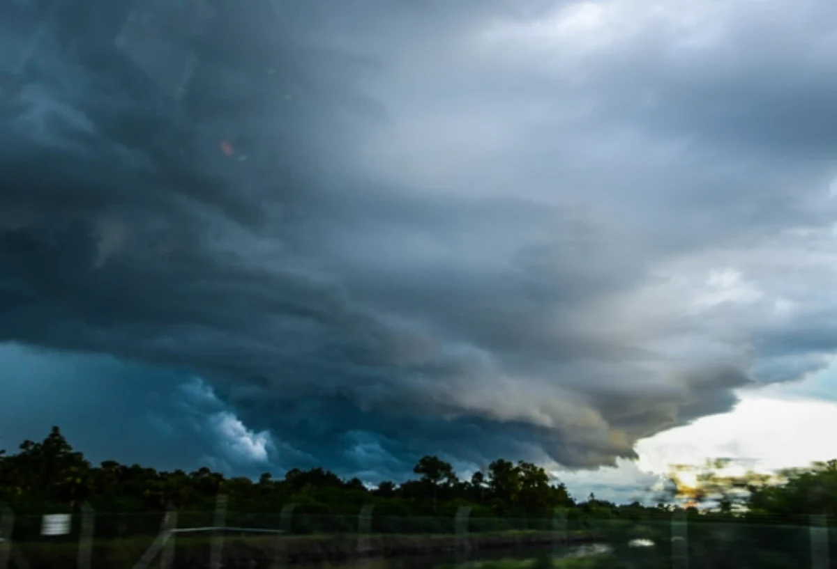 ​Opady, a nawet burze, które jednak powinny ustąpić w godzinach wieczornych. Tak wygląda poniedziałek w pogodzie. "Noc zapowiada się dość pogodnie, z temperaturami wynoszącymi kilka stopni powyżej zera" - prognozuje synoptyk IMGW Szymon Ogórek.