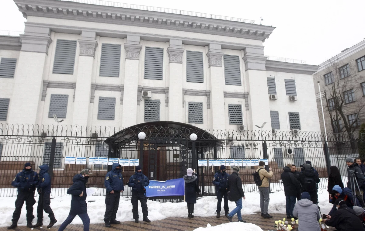 Ukraina uznała w poniedziałek za persona non grata radcę ambasady Rosji w Kijowie, co jest reakcją na zatrzymanie w piątek przez FSB w Petersburgu, a następnie wydalenie z Rosji ukraińskiego konsula Ołeksandra Sosoniuka - poinformowało ukraińskie MSZ.