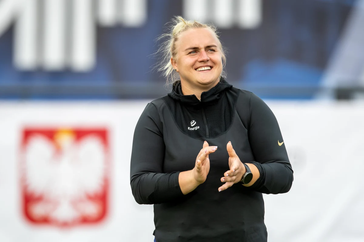 Pogoda nie przeszkadza jej w treningach, bo już wcześniej zdecydowała, że przygotowywać się będzie w Spale. Na Mistrzostwach Polski powalczy o igrzyska, choć do wyjazdu chętne są cztery zawodniczki. Zoperowała kolano, przeszła koronawirusa i już od jesieni szlifuje formę, by latem rzucać jak najdalej. Joanna Fiodorow przygotowuje się do walki o bilet do Tokio. Polska młociarka opowiedziała nam też o tym, czy światowa federacja szykuje zmierzch rzutu młotem na lekkoatletycznych mityngach. Z polską wicemistrzynią świata w rzucie młotem rozmawiał Paweł Pawłowski.