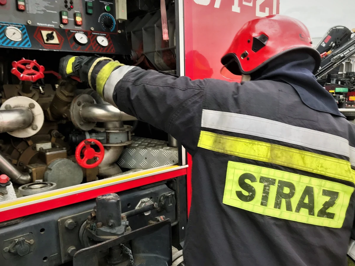 Dwie osoby zostały poparzone i trafiły do szpitala po pożarze na terenie zakładu produkcyjnego PKN Orlen w Płocku. Na wyłączonej i remontowanej instalacji doszło do zapłonu.