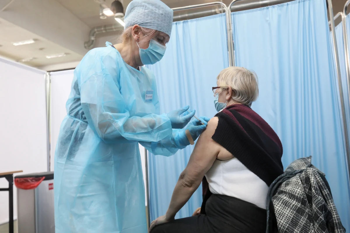 Szef KPRM Michał Dworczyk na specjalnie zwołanej konferencji prasowej przedstawił zmiany w harmonogramie szczepień dotyczące rejestracji kolejnych roczników. Aktualny harmonogram obowiązuje do soboty 24 kwietnia. Od poniedziałku 26 kwietnia rozpocznie się rejestracja dwóch roczników - aż do 7 maja. Między 7 a 9 maja będą mogły rejestrować się dziennie po trzy roczniki. 