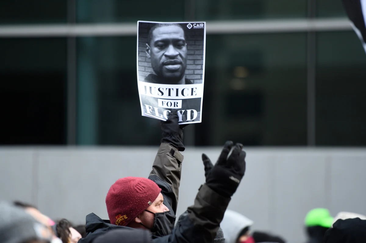 W procesie o zabójstwo George’a Floyda prawnicy obu stron wygłosili mowy końcowe. Obrońca oskarżonego - byłego policjanta Dereka Chauvina - przypisywał mu rozsądne postępowanie. Prokurator był z kolei odmiennego zdania i zwrócił się do sędziów przysięgłych, by "wierzyli własnym oczom".