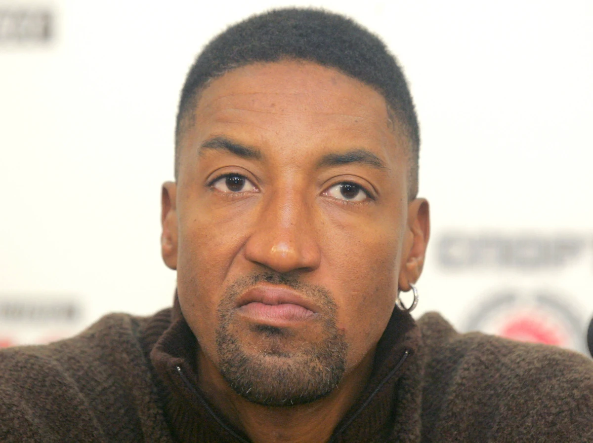 Były znakomity koszykarz NBA Scottie Pippen, sześciokrotny mistrz z Chicago Bulls, poinformował, że w wieku 33 lat zmarł jego najstarszy syn - Antron. Nie podał przyczyny śmierci, ale - jak przyznał - Antron chorował na astmę.