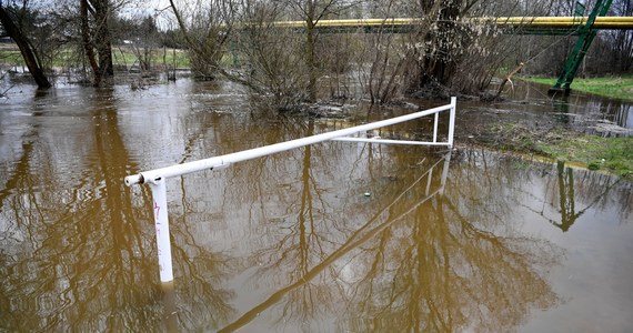 Rosną poziomy wody w rzekach w Śląskiem. Powodem są opady deszczu oraz roztopy. Służby kryzysowe śląskiego wojewody wydały już ostrzeżenia. 