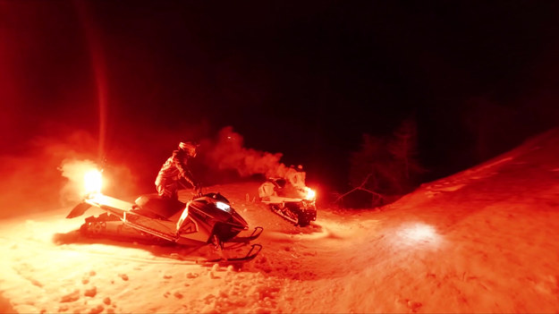 Cóż za nagranie! Pewien filmowiec z Włoch uwiecznił niesamowity przejazd na skuterach śnieżnych. Kierowcy podpięli do swoich maszyn palące się race. Te, rozświetlając mrok, stworzyły piorunujący efekt. Zobaczcie
