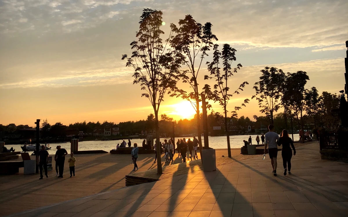 Mimo, że hotele i pensjonaty wciąż nie mogą przyjmować gości, na Mazurach w majówkę może być tłoczno. Dużym zainteresowaniem cieszą się czartery łodzi. W niektórych portach nie ma już wolnych jachtów.