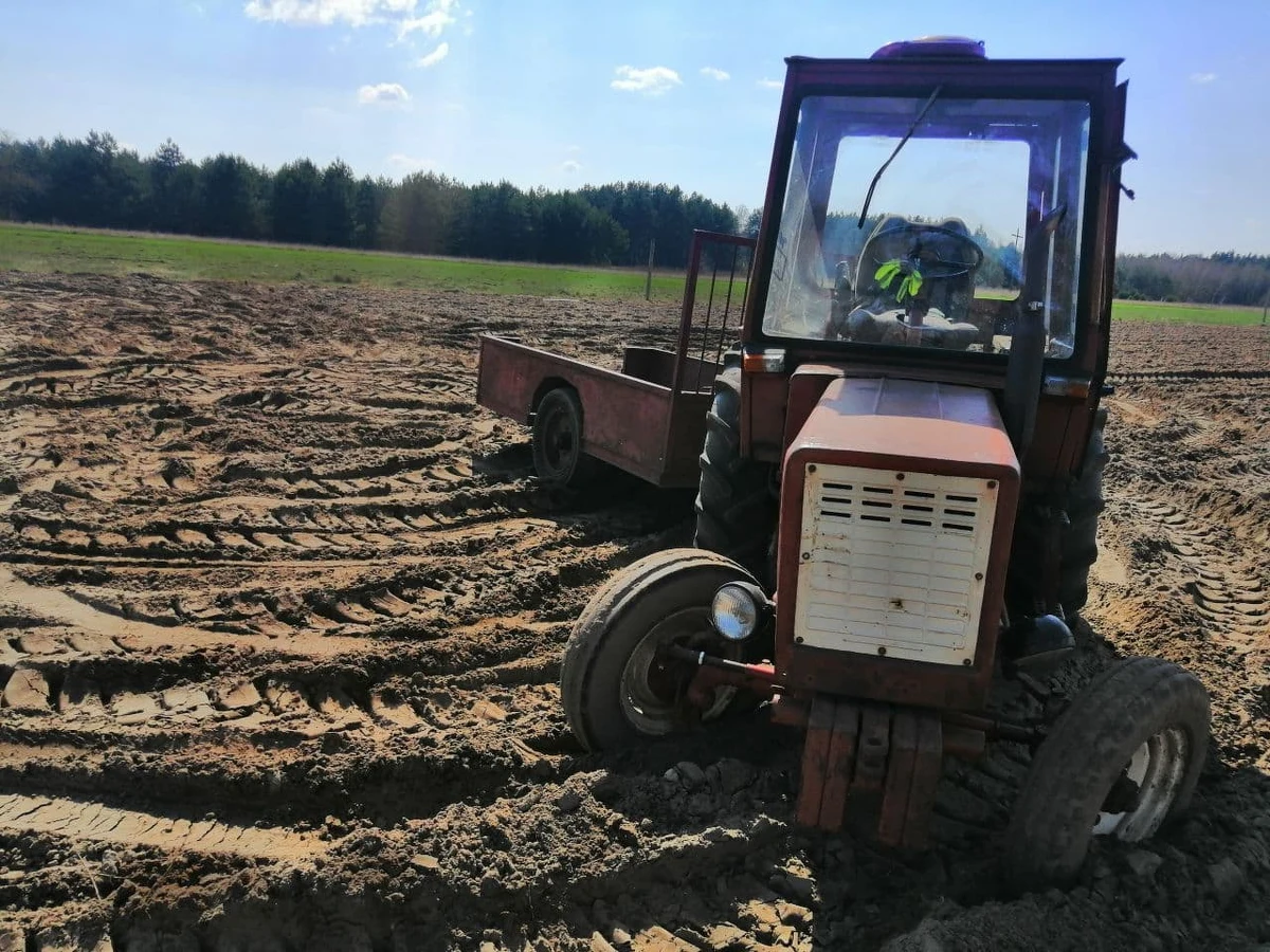 80-letni mężczyzna wypadł z ciągnika rolniczego podczas prac polowych w pow. wyszkowskim (Mazowieckie). Pojazd przejechał po nim dwukrotnie, maszynę zatrzymali dopiero sąsiedzi rolnika. 80-latek trafił do szpitala. 