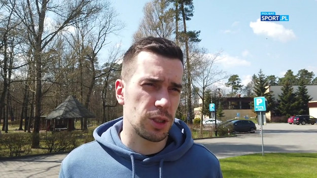 Jednym z czterech siatkarzy, którzy w poniedziałek przyjechali do Spały na zgrupowanie reprezentacji Polski jest rozgrywający Marcin Komenda. Zawodnik Stali Nysa sezon ligowy zakończył na początku stycznia, bo jego zespół nie awansował do fazy play-off. Przez ten czas odrobił zaległości rodzinne i, jak zapewnia, do treningów wraca z dużą radością. - Najważniejsze, by podczas zgrupowania nie nabawić się kontuzji - mówi siatkarz. Od 10 maja Polacy w pełnym składzie będą przygotowywać się do startu w Lidze Narodów, na którą trener Vital Heynen powołał 24 zawodników. To będzie z kolei najważniejszy etap przygotowań do igrzysk w Tokio. (wideo: "Polska Siatkówka")