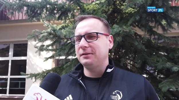 Dawid Konarski, Fabian Drzyzga, Marcin Komenda i Marcin Janusz, czyli atakujący i trzech rozgrywających pojawiło się już na zgrupowaniu reprezentacji polski siatkarzy. Grupa trenująca w Spale będzie się powiększać, a 10 maja będzie już w komplecie. Trener Vital Heynen powołał na pierwszą część sezonu 24 graczy. Część z nich 12 czerwca rozpocznie rywalizacje w Lidze Narodów, docelową imprezą są igrzyska w Tokio. - Na początku będą zajęcia w hali i na boisku do siatkówki plażowej. Z uwagi na skład tej czwórki będzie dużo wystaw, przemieszczania się i odbijania piłki - powiedział asystent selekcjonera Sebastian Pawlik. (wideo: "Polska Siatkówka").