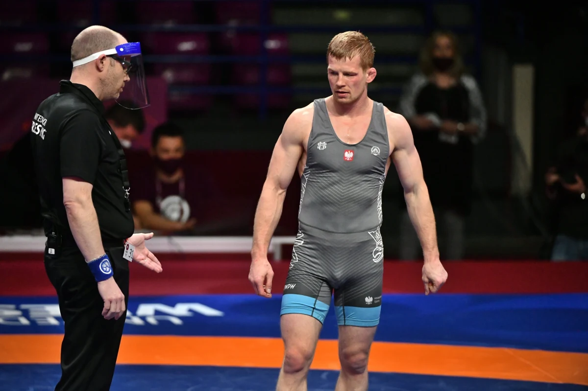 Krzysztof Bieńkowski zdobył w Warszawie srebrny medal mistrzostw Europy w zapasach w stylu wolnym. W finale kat. do 65 kg przegrał z Rosjaninem Zagirem Szakijewem, który położył go na łopatki.