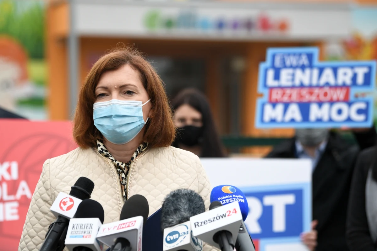 Ewa Leniart jest jedną z czterech osób, które ubiegają się o prezydenturę Rzeszowa. Jej hasło wyborcze to "Rzeszów ma moc". Kim jest i jaki ma program?