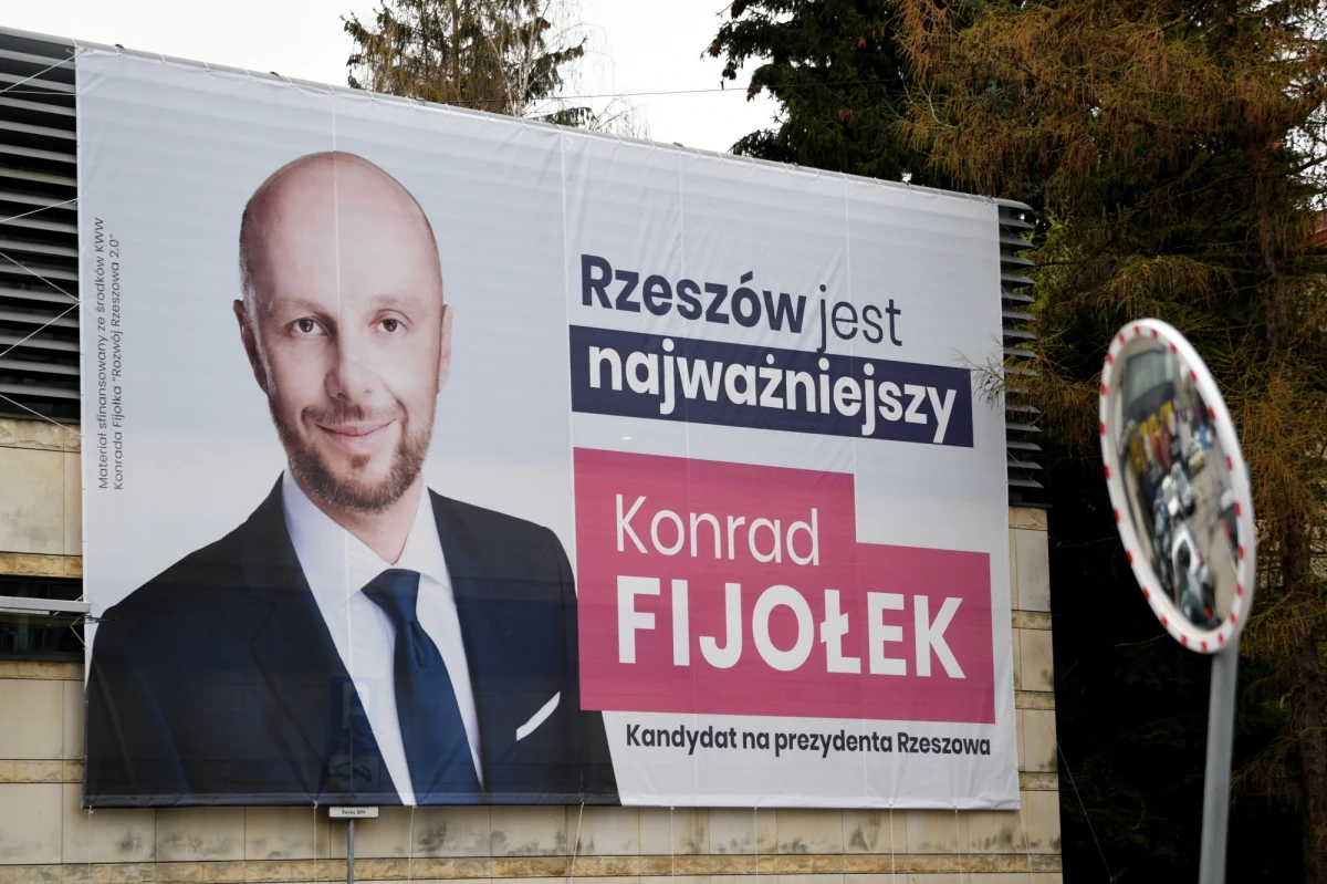 Konrad Fijołek jest jednym z czterech kandydatów, którzy powalczą o fotel prezydenta Rzeszowa w wyborach wyznaczonych na 9 maja. Oprócz niego startują: Ewa Leniart, Marin Warchoł i Grzegorz Braun.