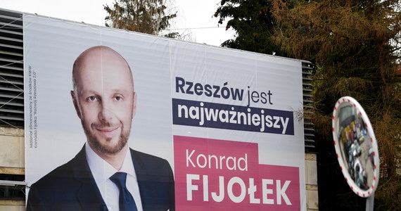 Konrad Fijołek jest jednym z czterech kandydatów, którzy powalczą o fotel prezydenta Rzeszowa w wyborach wyznaczonych na 9 maja. Oprócz niego startują: Ewa Leniart, Marin Warchoł i Grzegorz Braun.