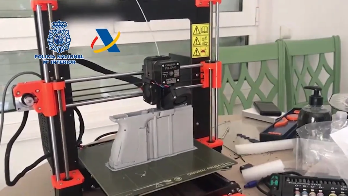 Na Teneryfie wykryto należący do administratora domu opieki warsztat, w którym produkowano broń palną za pomocą drukarki 3D. Sprawca został zatrzymany we wrześniu 2020 roku, ale śledztwo było dotąd objęte tajemnicą. W tym tygodniu poinformowała o nim hiszpańska policja.