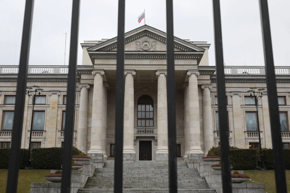 36-letnia kobieta została zatrzymana przez warszawskich policjantów po tym, jak we wtorek wieczorem rozlała nieznaną, prawdopodobnie łatwopalną, substancję przed ambasadą Rosji w Warszawie.