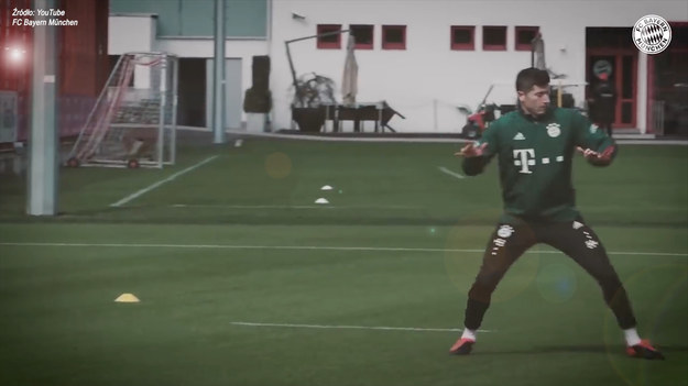 Robert Lewandowski od dłuższego czasu intensywnie pracuje nad powrotem na boisko. Bayern Monachium przygotował nawet film, pokazujący jak polski snajper przechodzi rehabilitację i stopniowo zwiększa obciążenia podczas treningu. Lewandowski w czasie nagrania przyznał, że liczy na powrót do gry już w najbliższy weekend.