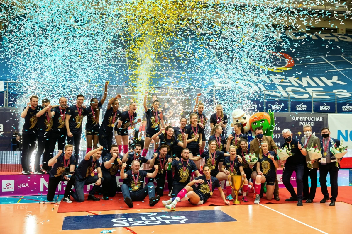 Siatkarki Grupy Azoty Chemika Police pokonały Developres SkyRes Rzeszów 3:1 (25:23, 23:25, 25:22, 25:15) w czwartym meczu finałowym rozgrywek Tauron Ligi. Tym samym obroniły tytuł mistrzyń Polski, wygrywając rywalizację 3-1. To ich dziewiąty triumf w mistrzostwach kraju.