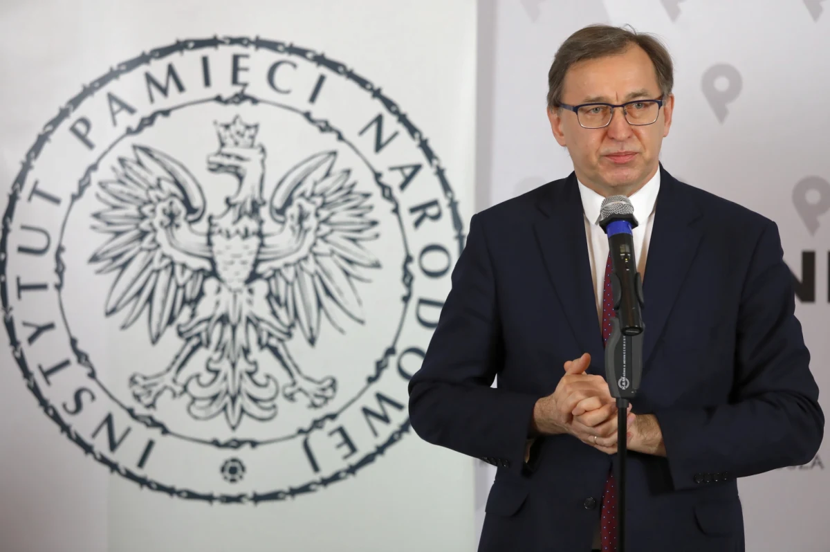 Obecny szef Instytutu Pamięci Narodowej nie ubiega się o ponowny wybór na to stanowisko. Jak ustaliliśmy nieoficjalnie Jarosław Szarek, którego kadencja kończy się w lipcu, nie zgłosił nawet swojej kandydatury w trwającym właśnie konkursie na Prezesa IPN. Uczestniczy w nim pięciu kandydatów, których nazwiska mamy poznać najpóźniej jutro.