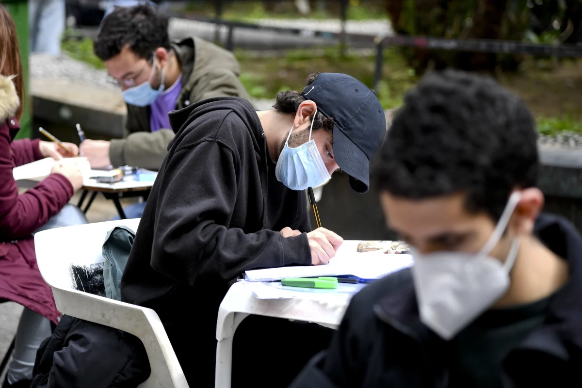 Rząd ma dziś ogłosić szczegóły luzowania obostrzeń od przyszłego tygodnia. Rozważane jest podzielenie Polski nawet na trzy strefy obostrzeń - dowiedzieli się dziennikarze RMF FM. Premier i jego ministrowie mają twardy orzech do zgryzienia i wciąż nie podjęli decyzji, jak od poniedziałku ma wyglądać luzowanie ograniczeń w edukacji. Konferencję rządu ws. luzowania obostrzeń będziemy dla Was transmitować na naszej stronie. 