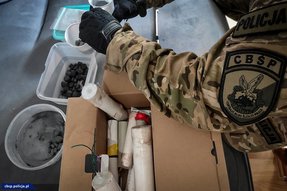 10 samodziałowych urządzeń wybuchowych oraz 75 kg substancji chemicznych mogących posłużyć do wytwarzania materiałów wybuchowych znaleźli funkcjonariusze w akcji przeprowadzonej na terenie 8 województw.