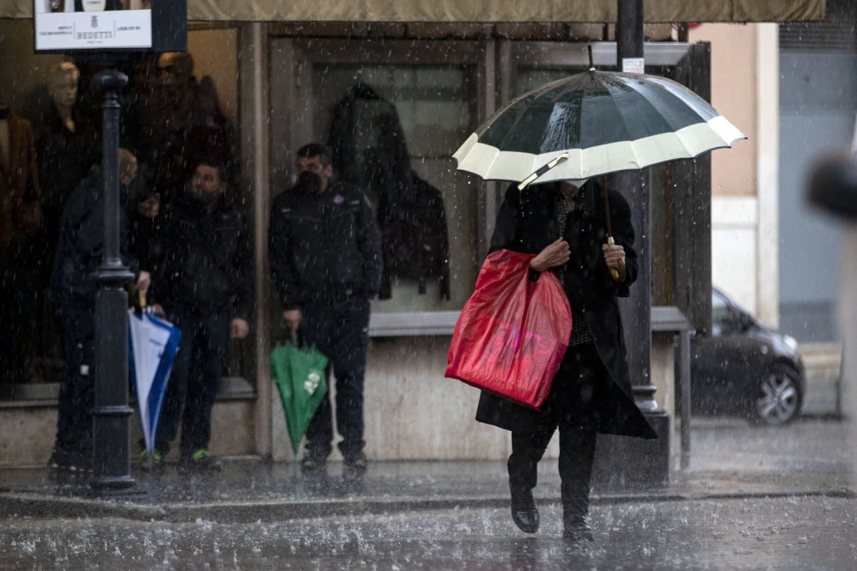Czeka nas zmiana w pogodzie. Jak informuje IMGW, środa ma być ostatnim dniem w najbliższym czasie dniem z dobrą pogodą. Mimo to na terenie całego kraju mogą pojawić się burze i przelotne opady deszczu - mówi rzecznik i synoptyk IMGW-PIB Grzegorz Walijewski. W czwartek rano temperatura może spaść nawet do 1-2 stopni Celsjusza, a ochłodzenie może utrzymać się do przyszłego wtorku.