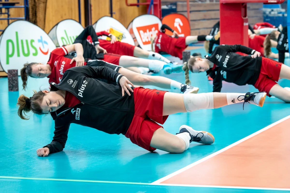 Reprezentacja Polski siatkarek przygotowuje się do nowego sezonu w Centralnym Ośrodku Sportu w Szczyrku. "Kilka lat temu, gdy następowała transformacja, jeżeli chodzi o wiek wśród siatkarek, mówiliśmy dużo o rozwoju i o tym, żeby robić postęp techniczny i taktyczny. Dzisiaj, mimo że wchodzą nowe zawodniczki, bo rzeczywiście jest tak, że to chyba najmłodsza reprezentacja w Europie, mówimy też o wynikach" – powiedział trener Jacek Nawrocki.