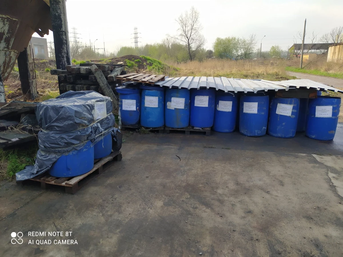 Dopiero na jutro zaplanowano kompleksową kontrolę Krakowskich Zakładów Garbarskich przy ul. Półłanki -  informuje Wojewódzki Inspektorat Ochrony Środowiska w Krakowie. Sprawa została zgłoszona w piątek przez pana Patryka, który na terenie garbarni zauważył niedostatecznie zabezpieczane beczki z napisem "odpady zawierające chrom" oraz podejrzane niebieskie kałuże. Po naszym artykule odpadami zainteresowała się też policja.