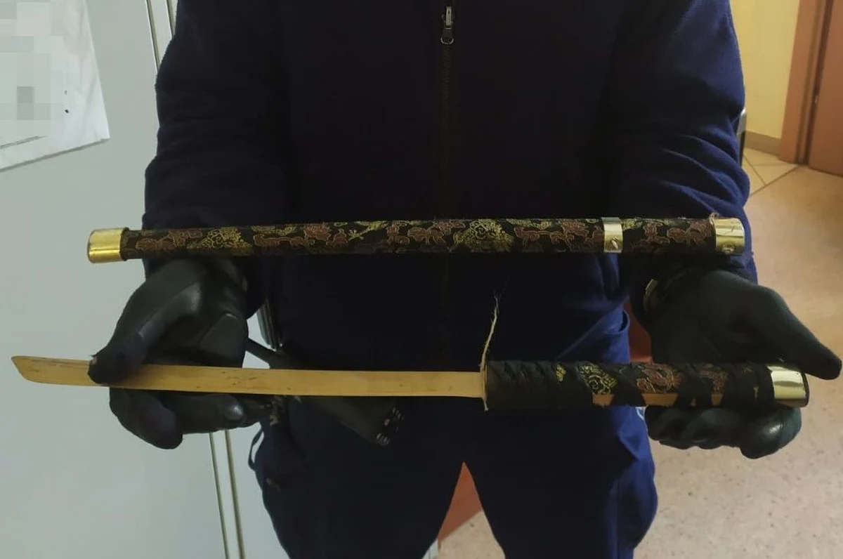 Sąd aresztował na trzy miesiące 57-letniego recydywistę, który mieczem samurajskim zaatakował interweniujących ratowników medycznych. Mężczyźnie grozi 15 lat więzienia.