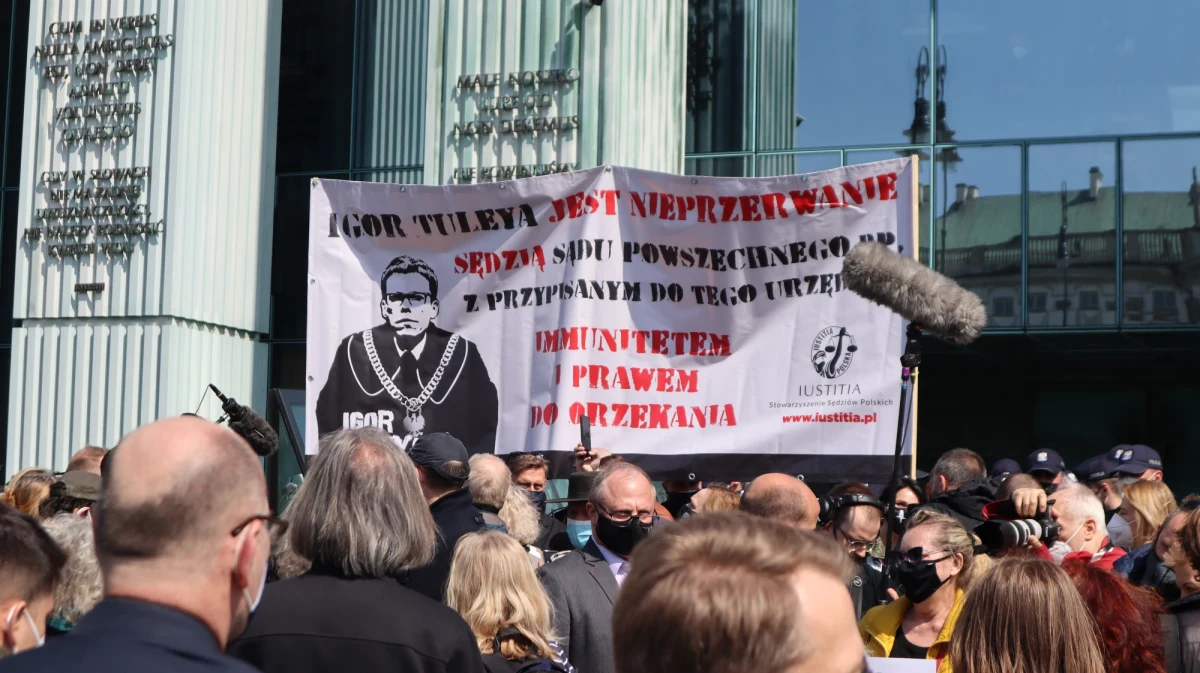 W środę przed Sądem Najwyższym kilka osób zablokowało wjazd na parking. Zostali wylegitymowani – przekazał rzecznik śródmiejskiej policji podinsp. Robert Szumiata. Do tej pory zatrzymano trzy osoby. Protest związany jest z posiedzeniem Izby Dyscyplinarnej Sądu Najwyższego, która w środę ma rozpoznać wniosek prokuratury o zatrzymanie i przymusowe doprowadzenie warszawskiego sędziego Igora Tuleyi do prokuratury.