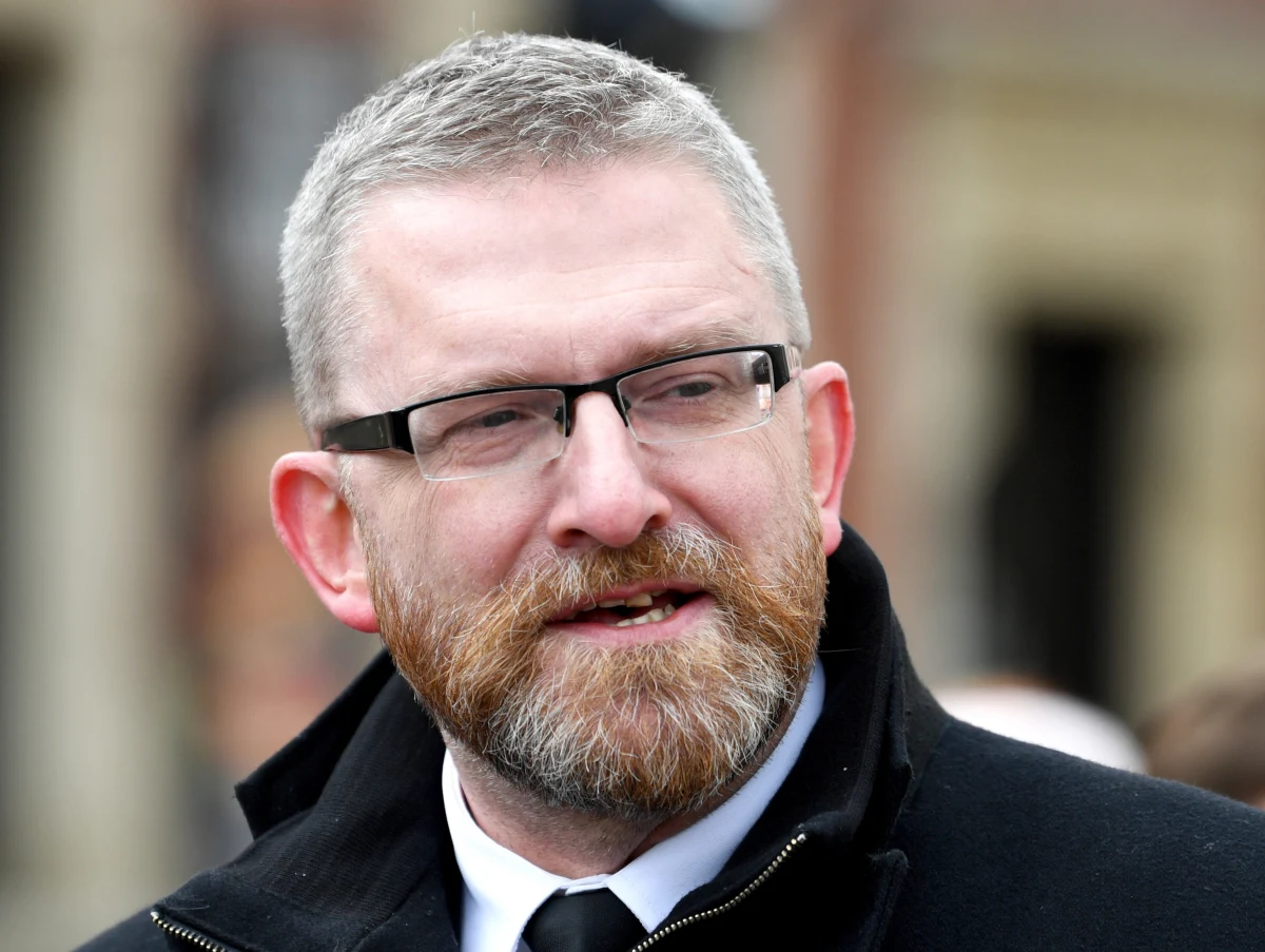 Grzegorz Braun to zdecydowanie jedna z barwniejszych postaci na polskiej scenie politycznej. Znany jest z wyrazistych poglądów. Reżyser i dokumentalista, który kilka lat temu na stałe wszedł do rodzimej polityki. Ubiegał się – bez sukcesu – o fotele prezydenta RP i prezydenta Gdańska, półtora roku temu, startując w okręgu rzeszowskim, zdobył mandat posła. Teraz walczy o prezydenturę Rzeszowa. Kim jest i jakie ma poglądy? Przeczytajcie!