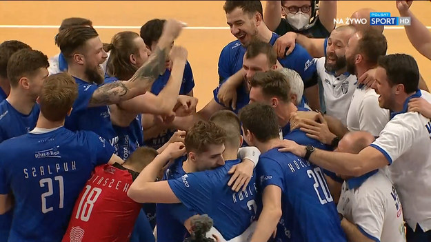 Drużyna ze stolicy z brązowymi medalami siatkarskiej PlusLigi. W ostatnim meczu sezonu PGE Skra przegrała we własnej hali 0-3 z Vervą Warszawa Orlen Paliwa. Dzięki wygranej warszawianie zagrają również w kolejnej edycji Ligi Mistrzów.
