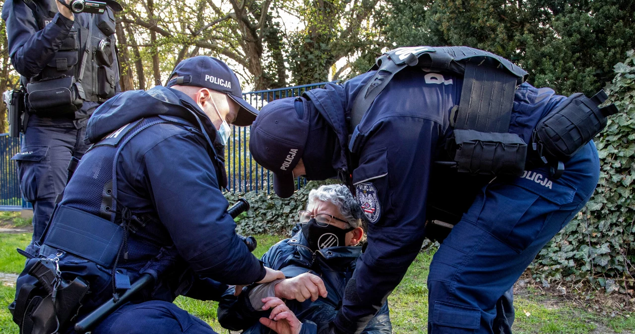 Zatrzymanie Babci Kasi podczas pikiety w obronie sędziego Igora Tulei