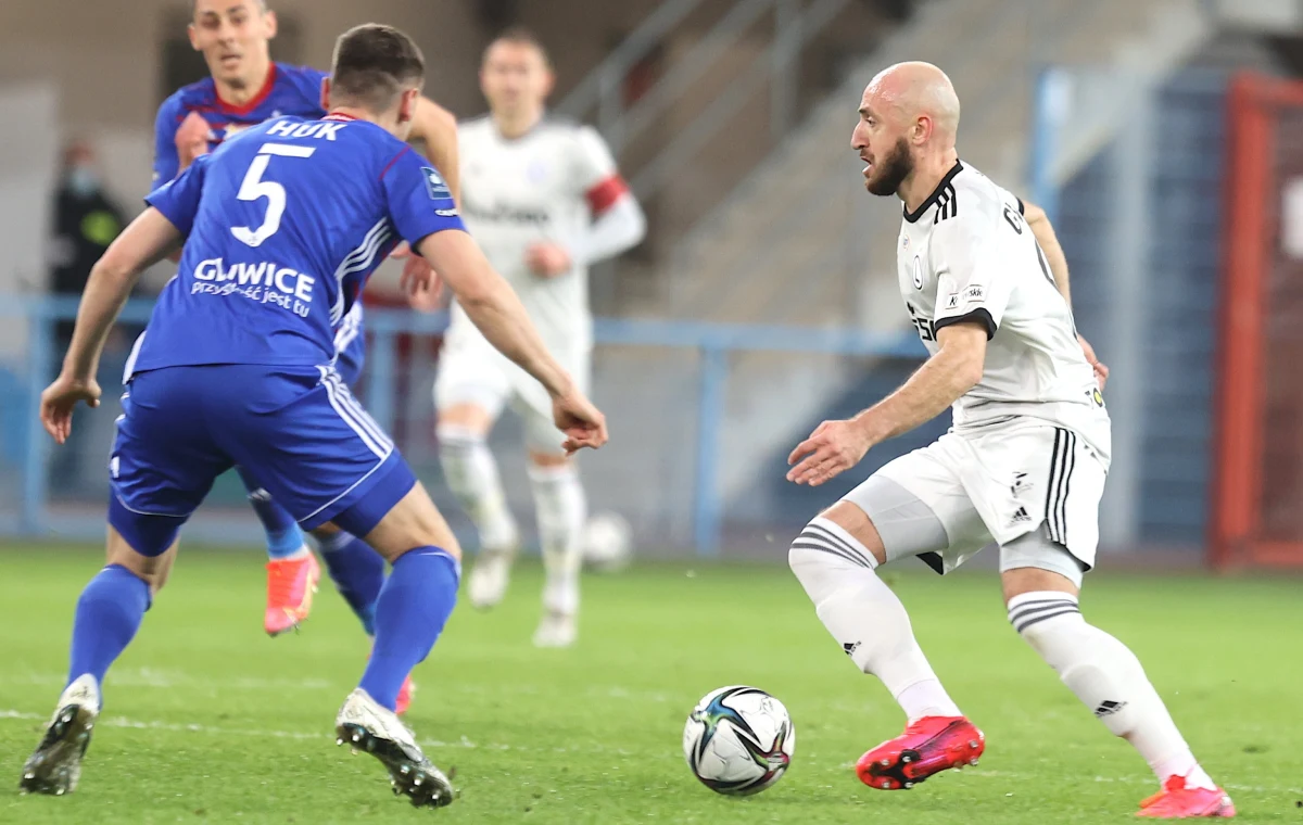 W środowych meczach 26. kolejki piłkarskiej ekstraklasy ważne zwycięstwa odniosły Legia i Cracovia. Lider z Warszawy pokonał na wyjeździe Piasta Gliwice 1:0 i jest bliski obrony tytułu. Natomiast walczące o utrzymanie "Pasy" wygrały u siebie z Wisłą Płock 1:0.