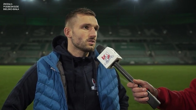- Zostawiliśmy serce na boisku. Każdy widział, że mogliśmy wyjechać z Wrocławia z trzema punktami. Nie wierzę w to co się stało, to jakiś zły sen. Po meczu z Zagłębiem twierdziłem, że wyczerpaliśmy całą porcję pecha, Niestety, we Wrocławiu się to powtórzyło – mówi w rozmowie z klubowymi mediami Michał Rzuchowski, pomocnik Podbeskidzia. Czasu na analizy i szybkie dojście do siebie nie ma, bo już w piątek u siebie spotkanie z Lechem.  
Źródło: Podbeskidzie Bielsko-Biała