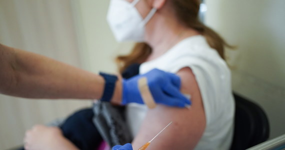 Osoby urodzone w 1971 roku mogą już zapisywać się na szczepienia przeciw Covid-19. Rejestracja odbywa się przez internet, infolinię, SMS-em lub w punktach szczepień.