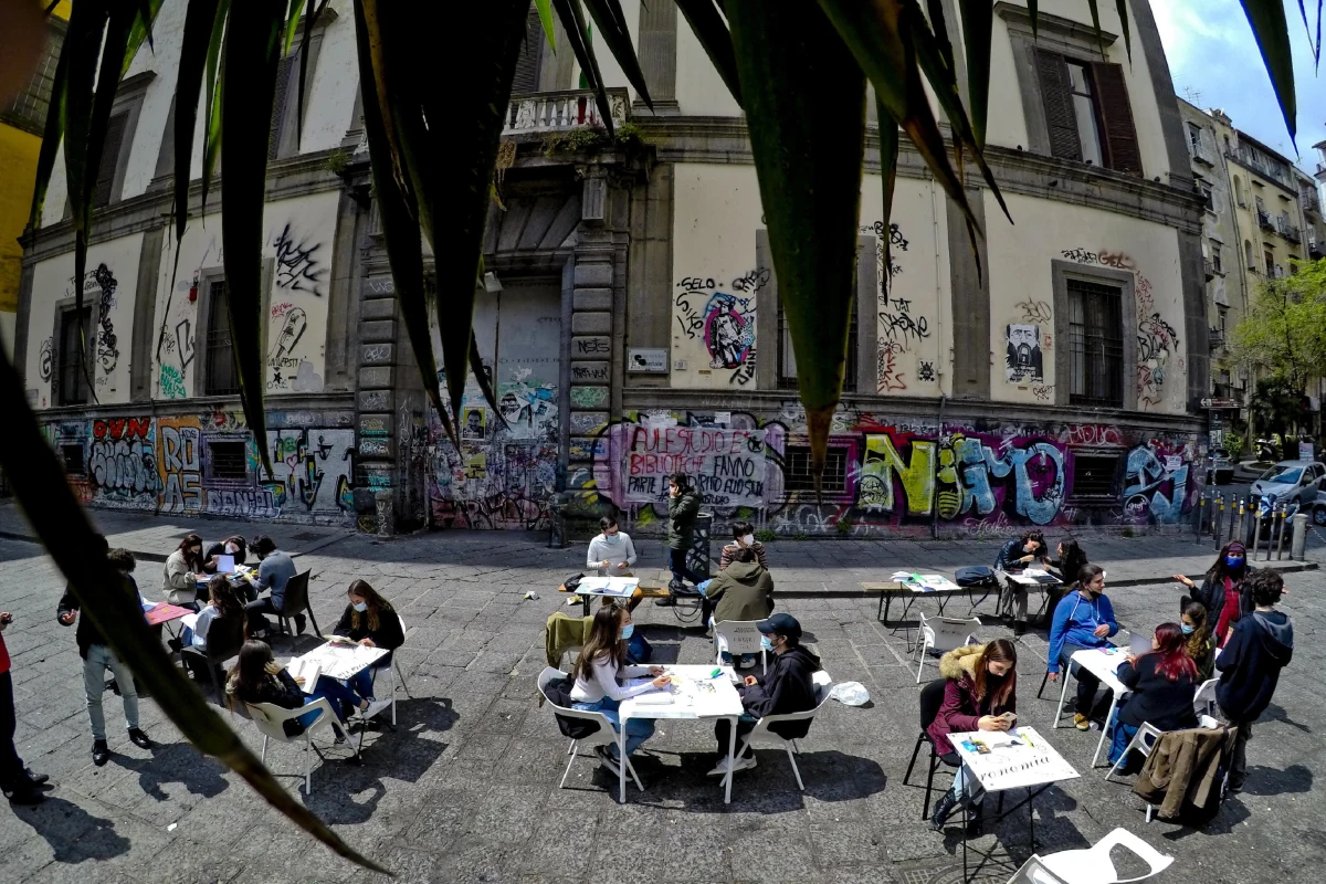 Częściowe złagodzenie zakazu podróży po Włoszech i wzrost z 2 do 4 liczby osób, które mogą złożyć wizytę w prywatnym domu - to niektóre przepisy z nowego dekretu pandemicznego. Koalicję rządu jedności narodowej podzieliło utrzymanie godziny policyjnej od 22:00.