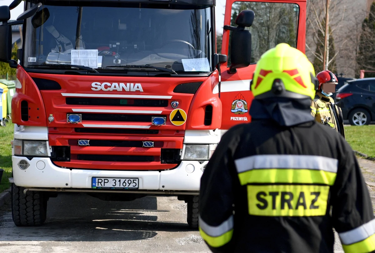 W nocy doszło do próby podpalania w Komendzie Powiatowej Policji w Inowrocławiu - policja potwierdziła nieoficjalnie informacje RMF FM. Młody mężczyzna rozlał łatwopalną ciecz i podpalił. Sprawca został obezwładniony i zatrzymany. Był znany funkcjonariuszom już wcześniej z różnych spraw kryminalnych.