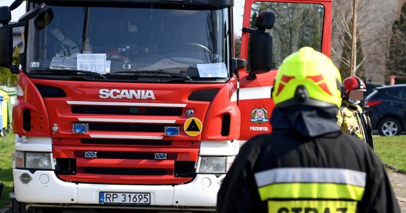 W nocy doszło do próby podpalania w Komendzie Powiatowej Policji w Inowrocławiu - policja potwierdziła nieoficjalnie informacje RMF FM. Młody mężczyzna rozlał łatwopalną ciecz i podpalił. Sprawca został obezwładniony i zatrzymany. Był znany funkcjonariuszom już wcześniej z różnych spraw kryminalnych.