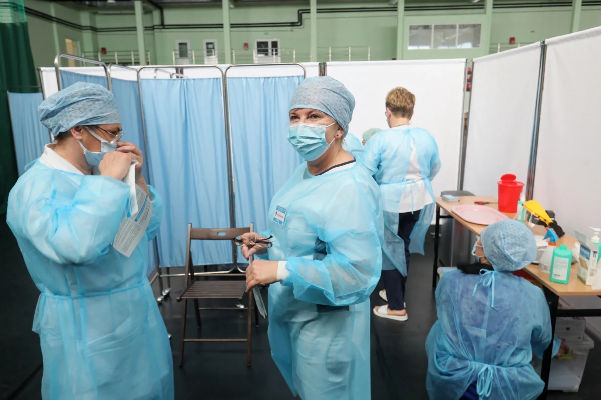 W maju będzie dobrze, będzie nam spadała liczba zakażeń, zgonów i liczba chorych w szpitalach - ocenił główny doradca premiera ds. Covid-19 prof. Andrzej Horban. Dodał, że spodziewa się na koniec maja dziennego przyrostu zakażeń na poziomie 2-3 tys.