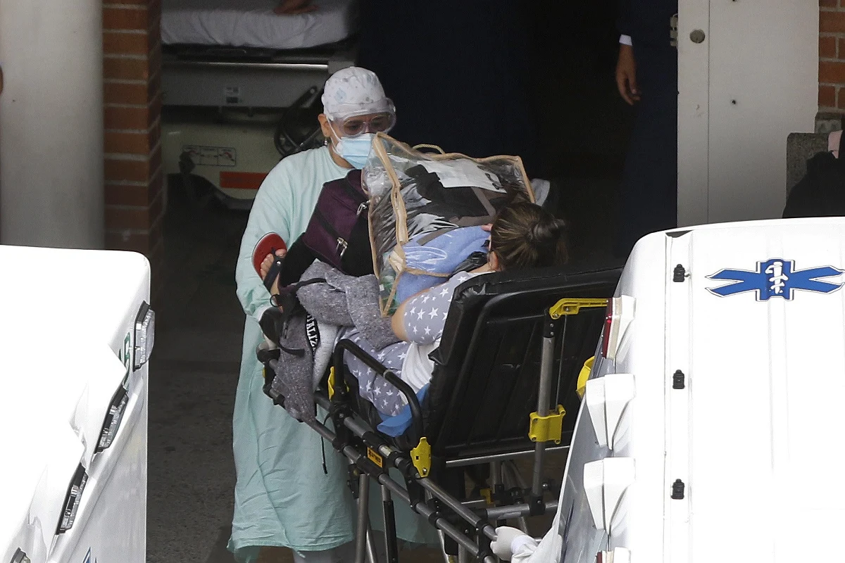 Mamy12 762 nowych przypadków zakażenia koronawirusem - poinformowało Ministerstwo Zdrowia. Zmarło 694 osób, które chorowały na Covid-19. Resort podał też, że wyzdrowiało w ciągu ostatniej doby 15 406 pacjentów.