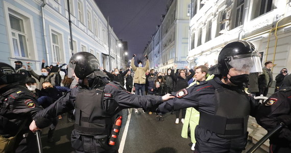 Kilkaset osób spędziło noc w policyjnych izbach zatrzymań po wczorajszych demonstracja w prawie 100 rosyjskich miastach. Protesty miały na celu wyrażenie wsparcia dla przebywającego w kolonii karnej opozycjonisty Aleksieja Nawalnego. W sumie policjanci zatrzymali blisko 1800 osób.