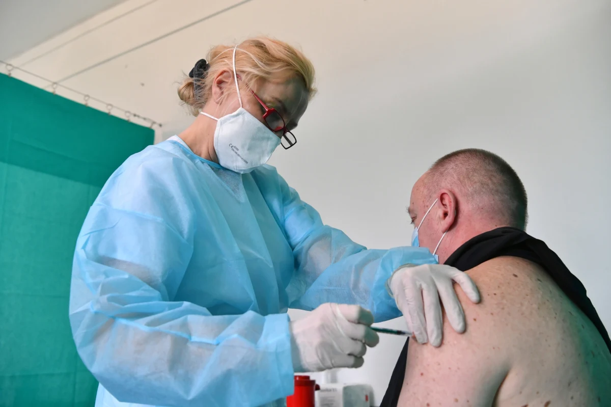 Osoby w wieku 40-49 lat, które wypełniły formularz zgłoszenia chęci na szczepienia przeciw Covid-19 i miały wystawione e-skierowanie 31 marca, mogą już się zapisać - poinformowano na rządowych stronach.