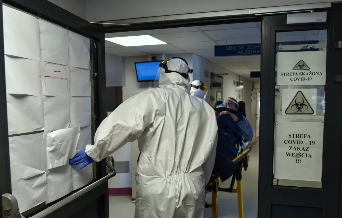 ​Trudna noc na Szpitalnym Oddziale Ratunkowym przy ulicy Borowskiej we Wrocławiu. W lecznicy nie było wolnych łóżek, a pod SOR-em ustawiła się długa kolejka karetek. 