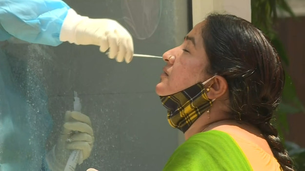 Ludzie biorący udział w testach wymazowych na Covid-19 w New Delhi. Dzisiaj w Indiach padł globalny rekord prawie 315 000 nowych infekcji Covid.