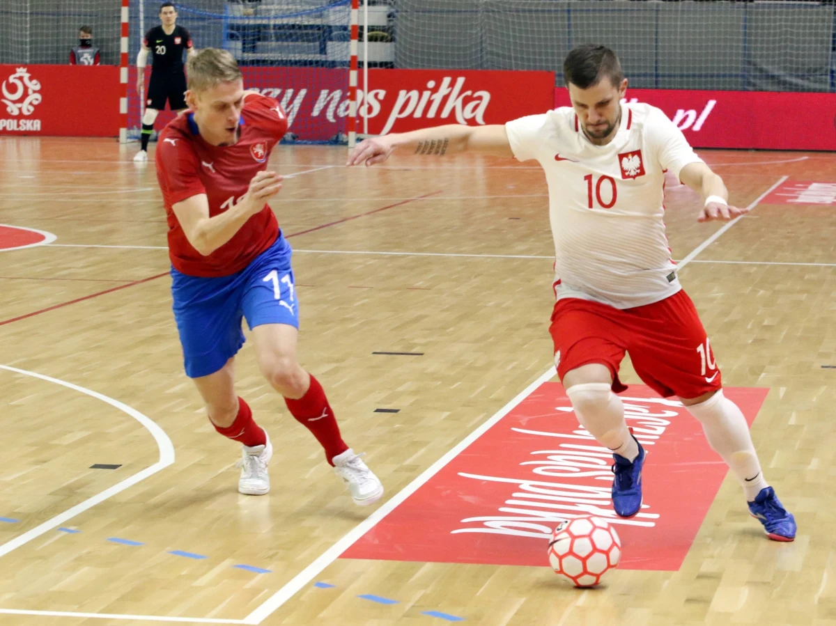 Reprezentacja polski w futsalu po raz drugi z rzędu, a trzeci w historii zagra w mistrzostwach Europy. Turniej odbędzie się w styczniu przyszłego roku w Holandii. Kadra selekcjonera Błażeja Korczyńskiego w decydującym meczu pokonała Czechów 8:5. "My byliśmy pewni przed meczem z Czechami, że wygramy i damy taki fajny impuls polskiemu futsalowi" – mówi Sebastian Leszczak, reprezentant Polski w futsalu i zawodnik Clearexu Chorzów, z który rozmawiał Wojciech Marczyk z redakcji sportowej RMF FM.  
