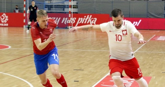 Reprezentacja polski w futsalu po raz drugi z rzędu, a trzeci w historii zagra w mistrzostwach Europy. Turniej odbędzie się w styczniu przyszłego roku w Holandii. Kadra selekcjonera Błażeja Korczyńskiego w decydującym meczu pokonała Czechów 8:5. "My byliśmy pewni przed meczem z Czechami, że wygramy i damy taki fajny impuls polskiemu futsalowi" – mówi Sebastian Leszczak, reprezentant Polski w futsalu i zawodnik Clearexu Chorzów, z który rozmawiał Wojciech Marczyk z redakcji sportowej RMF FM.  