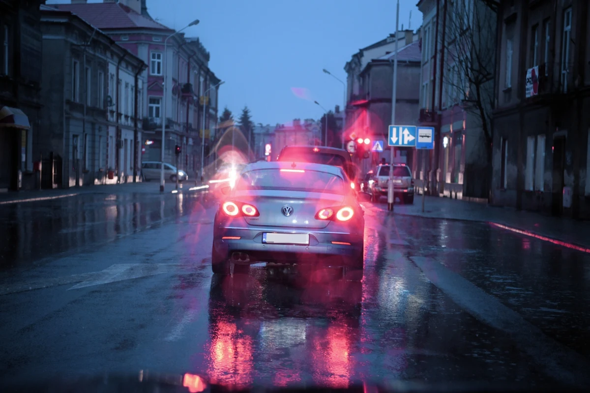 Pogoda po południu będzie jesienna, choć mamy wiosnę. W górach spadnie śnieg, na północy deszcz ze śniegiem, a na Podkarpaciu burze z ulewnymi deszczami. Może tam spaść niemal połowa miesięcznej sumy opadów w kwietniu – mówi rzecznik i metrolog IMGW Grzegorz Walijewski.